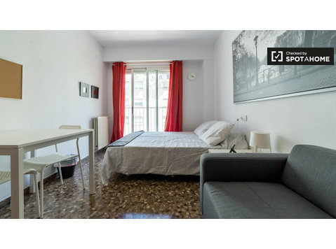 Se alquilan habitaciones en un apartamento de 5 dormitorios… - Alquiler