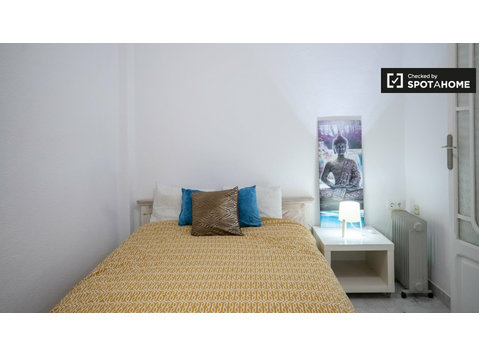 Rooms for rent in 5-bedroom apartment in Extramurs, Valencia - Kiadó