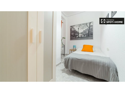 Rooms for rent in 5-bedroom apartment in La Saïdia, Valencia - Под наем