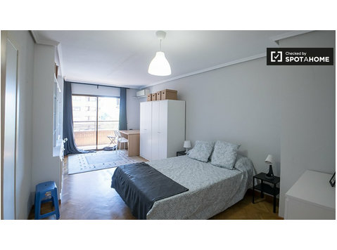 Habitaciones en piso de 5 dormitorios en Valencia - Alquiler