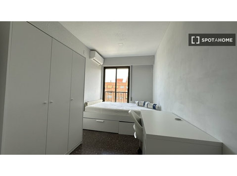 Pokoje do wynajęcia w 5-pokojowym mieszkaniu w Walencji - Do wynajęcia