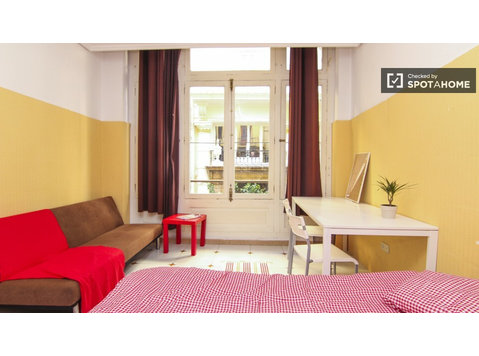 Chambres à louer dans un appartement de 6 chambres à Ciutat… - À louer