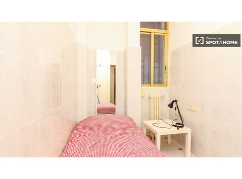 Rooms for rent in 6-bedroom apartment in Ciutat Vella - Aluguel