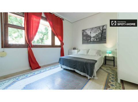 Rooms for rent in 6 bedroom apartment in Extramurs, Valencia - Til leje