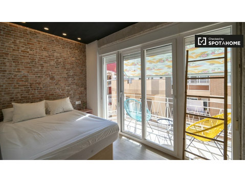 Pokoje do wynajęcia w mieszkaniu z 6 sypialniami w Walencji - Do wynajęcia