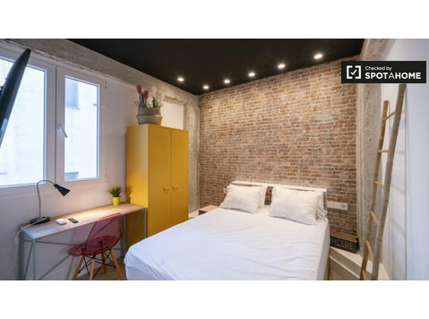 Pokoje do wynajęcia w mieszkaniu z 6 sypialniami w Walencji - Do wynajęcia