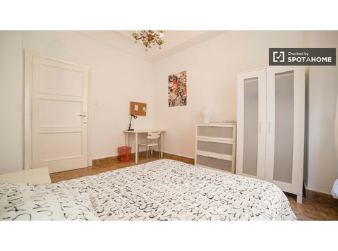 Rooms for rent in 6-bedroom apartment in central Valencia - الإيجار