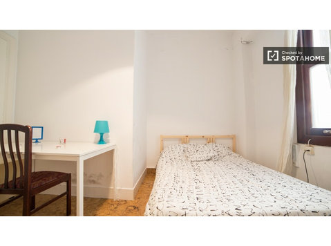 Chambres à louer dans l'appartement de 6 chambres dans le… - À louer