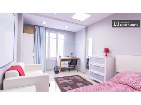 Rooms for rent in 6-room apartment, Ciutat Vella, Valencia - Til Leie