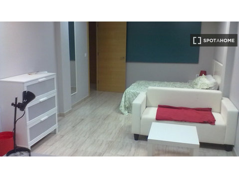 Rooms for rent in 6-room apartment, Ciutat Vella, Valencia - For Rent