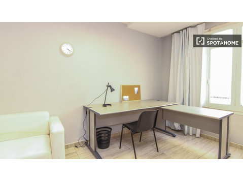 Rooms for rent in 6-room apartment, Ciutat Vella, Valencia - Izīrē