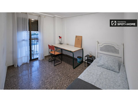 Rooms for rent in  7 bedroom apartment in Valencia - For Rent