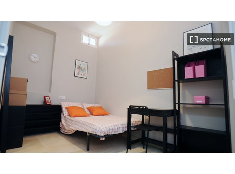 Zimmer zu vermieten in 7-Zimmer-Wohnung mit Terrasse,… - Zu Vermieten