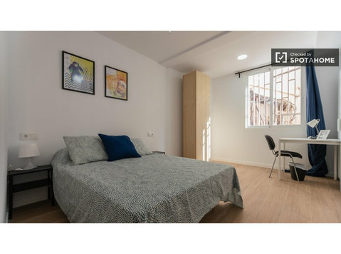 Rooms for rent in a 5-Bedrooms apartment in Valencia! - Na prenájom