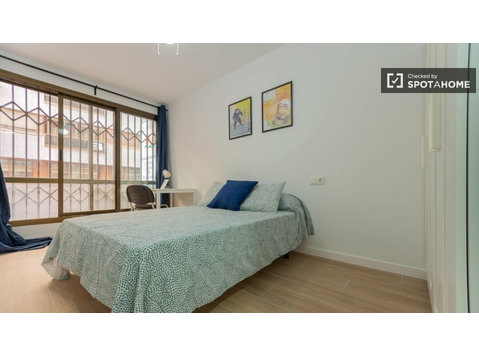 Alugam-se quartos num apartamento de 5 quartos em Valência! - Aluguel
