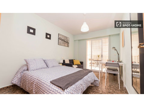 Rooms for rent in an apartment in Camins al Grau, Valencia - Izīrē