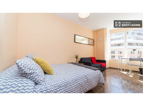Chambres à louer dans un appartement à Camins al Grau,… - À louer