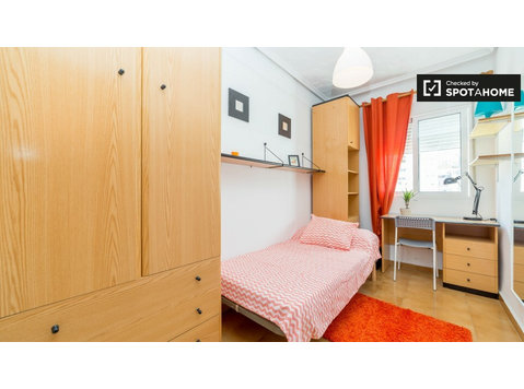 Rooms for rent in apartment in El Pla del Real, Valencia -  வாடகைக்கு 