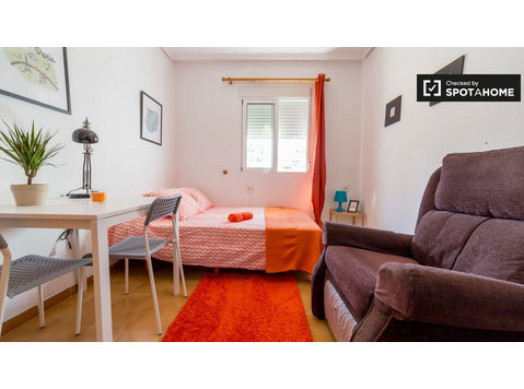 Rooms for rent in apartment in El Pla del Real, Valencia - Kiadó