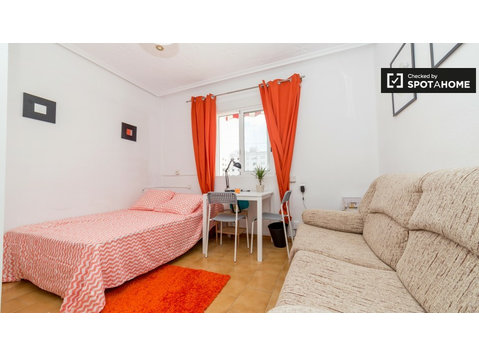 Rooms for rent in apartment in El Pla del Real, Valencia - Под наем