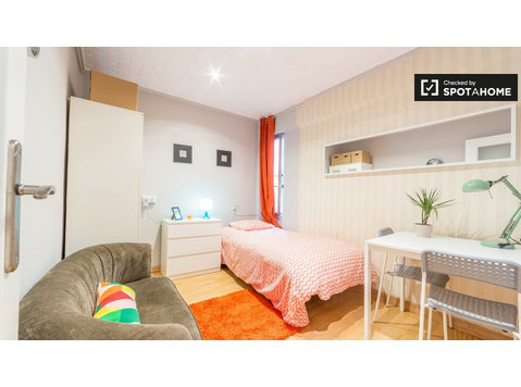 Camere in affitto in appartamento a Quatre Carreres,… - In Affitto