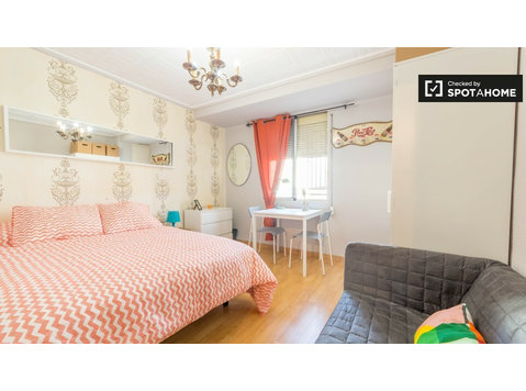 Rooms for rent in apartment in Quatre Carreres, Valencia - 出租