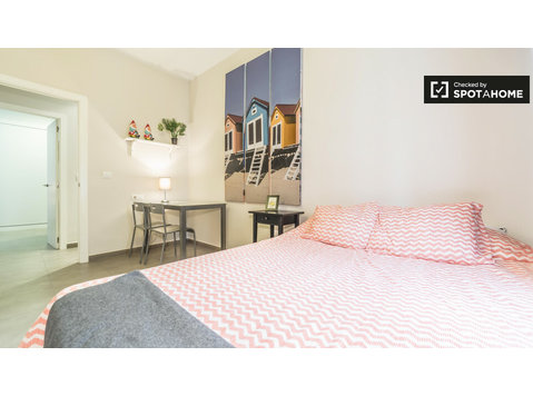 Chambres à louer dans un appartement partagé à Ciutat… - À louer