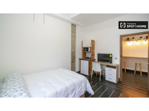 Quartos para alugar em apartamento de 4 quartos em Camins… - Aluguel