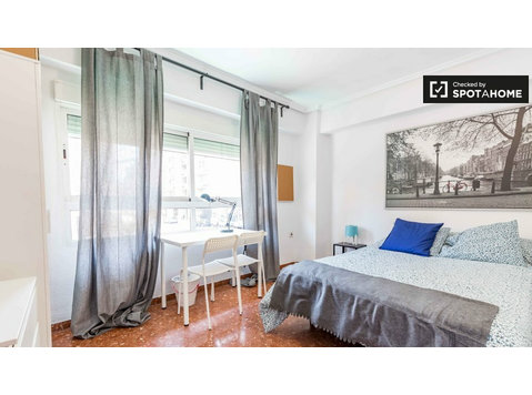 Mestalla'da 9 yatak odalı dairede kiralık basit oda - Kiralık
