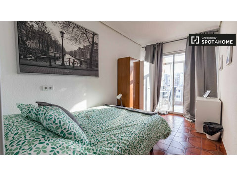 Chambre simple à louer, appartement 5 chambres, Benimaclet - À louer