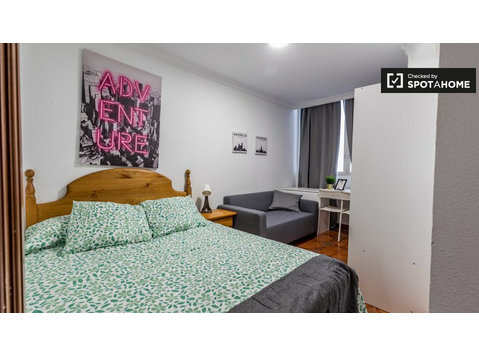 Single room for rent, 5-bedroom apartment, Benimaclet - השכרה
