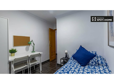 Quarto de solteiro para alugar, apartamento de 5 quartos,… - Aluguel