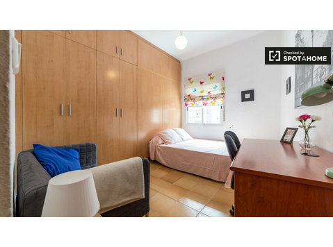 Single room in 6-bedroom apartment, Camins al Grau, Valencia - Za iznajmljivanje