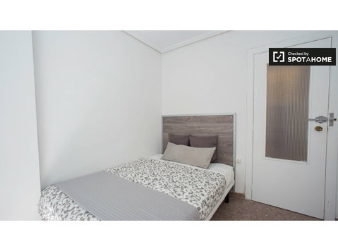 Sleek room for rent in 5-bedroom apartment in La Saïdia - Под наем
