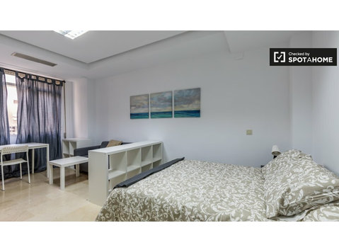 Sleek room in 7-bedroom apartment Ciutat Vella, Valencia - K pronájmu