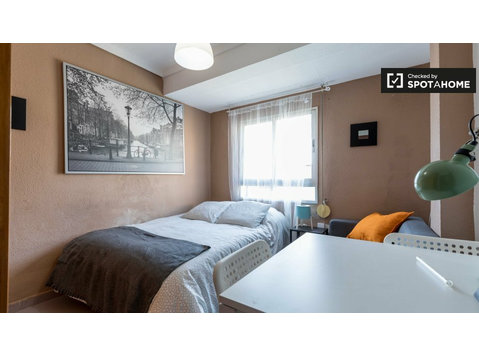 Snug room for rent, 4-bedroom apartment, Quatre Carreres - For Rent