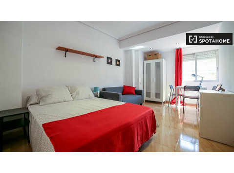 Geräumiges Zimmer 6-Zimmer-Wohnung Quatre Carreres Valencia - Zu Vermieten