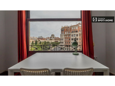 Spacious room for rent, apartment, Extramurs, Valencia - Izīrē