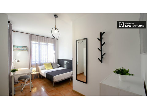 Chambre spacieuse à louer dans un appartement de 6 chambres… - À louer