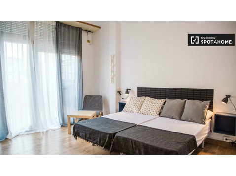 Spacious room for rent in 6-bedroom apartment in L'Eixample - For Rent