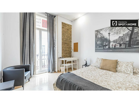 Geräumige Zimmer zu vermieten in Ciutat Vella, Valencia - Zu Vermieten