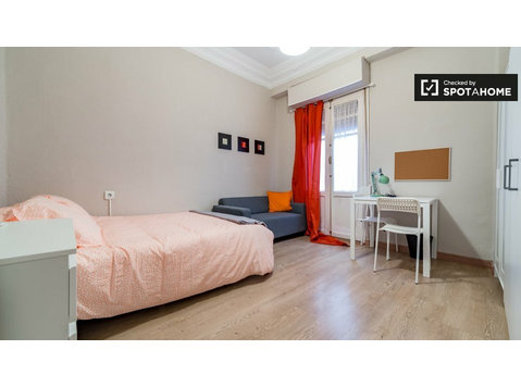 Spacious room for rent in Ciutat Vella, Valencia - For Rent