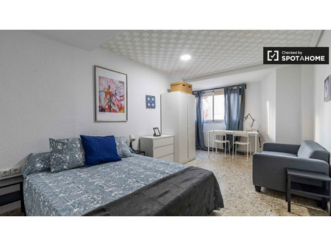 Spacious room for rent in Patraix, Valencia - Izīrē