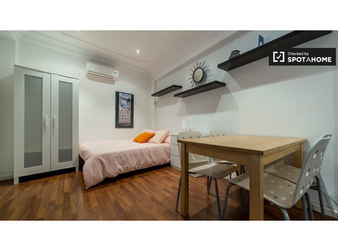 Espaçoso quarto em apartamento de 3 quartos em Ciutat Vella - Aluguel