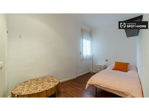 Spacious room in 3-bedroom apartment in Ciutat Vella - For Rent