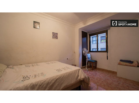 Spacious room in 3-bedroom apartment in Patraix, Valencia - 出租