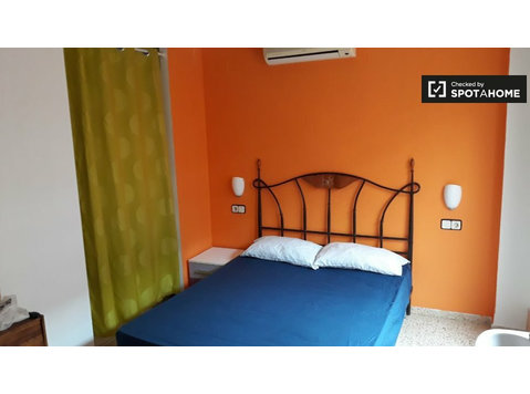 Spacious room in 4-bedroom, in Camins al Grau, Valencia - Za iznajmljivanje