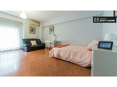 Spacious room in 5-bedroom apartment in Algirós, Valencia - For Rent