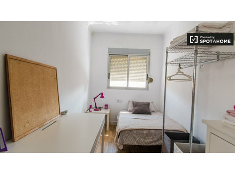 Spacious room in 5-bedroom apartment in Algirós, Valencia - For Rent