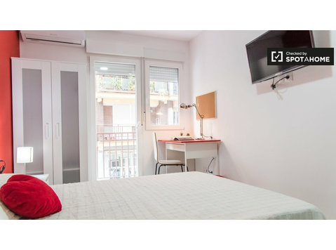 Spacious room in 5-bedroom apartment in Burjassot, Valencia - For Rent